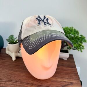 Brand 47 Men’s Distressed Two-Tone Yankees Baseball Cap with Logo